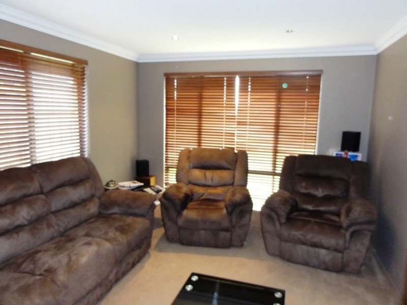 15 Waratah Circle., Halls Head WA 6210