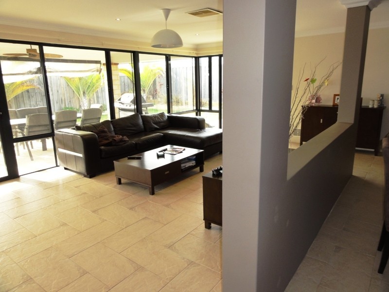 15 Waratah Circle., Halls Head WA 6210