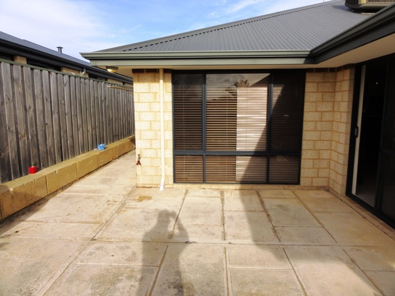 15 Waratah Circle., Halls Head WA 6210