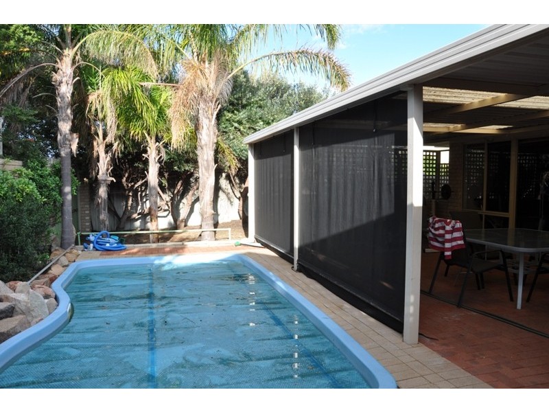 11 Paradise Circuit, Halls Head WA 6210