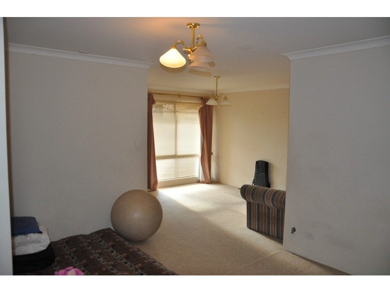 11 Paradise Circuit, Halls Head WA 6210