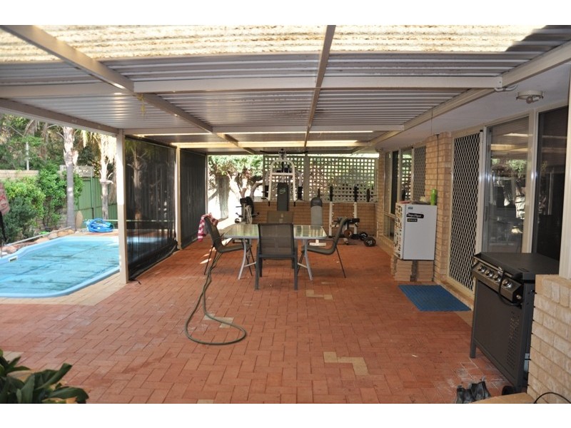 11 Paradise Circuit, Halls Head WA 6210