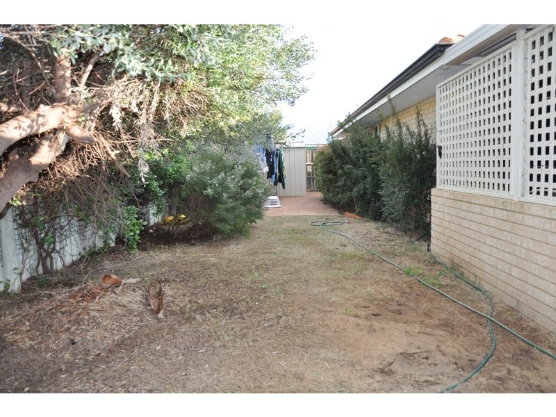 11 Paradise Circuit, Halls Head WA 6210