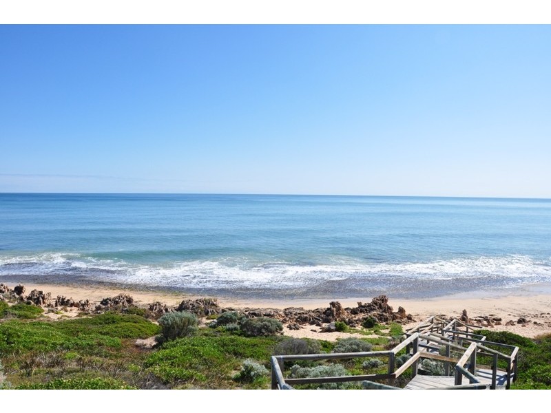 11 Paradise Circuit, Halls Head WA 6210