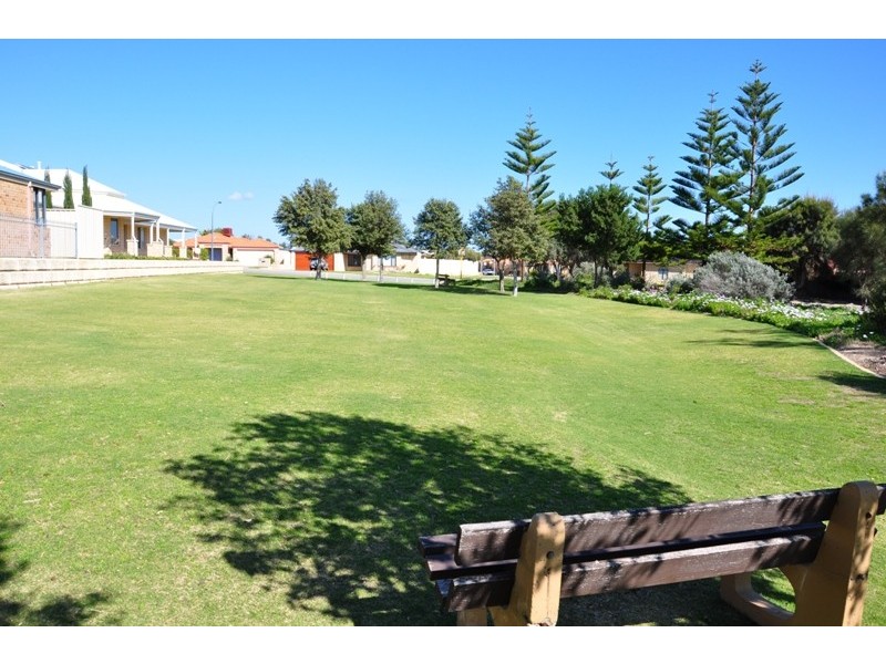 11 Paradise Circuit, Halls Head WA 6210