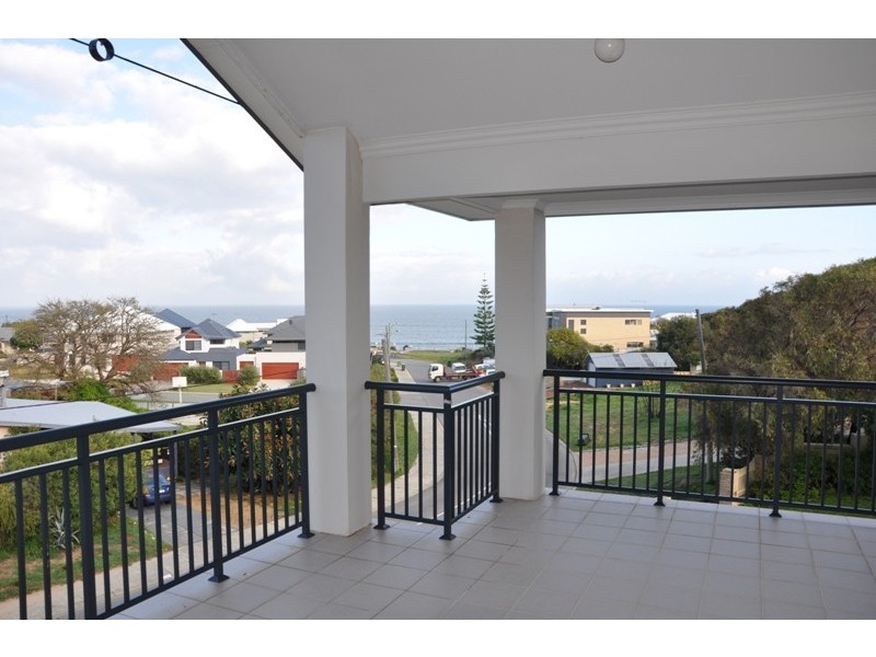 1/ 110 Leighton Rd, Halls Head WA 6210