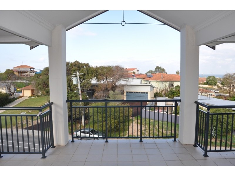 1/ 110 Leighton Rd, Halls Head WA 6210