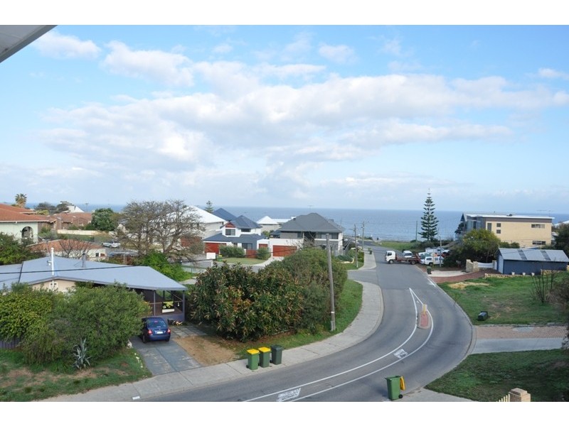 1/ 110 Leighton Rd, Halls Head WA 6210