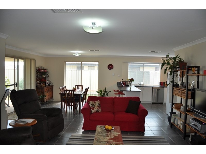 28 Tandure Heights, Lakelands WA 6180