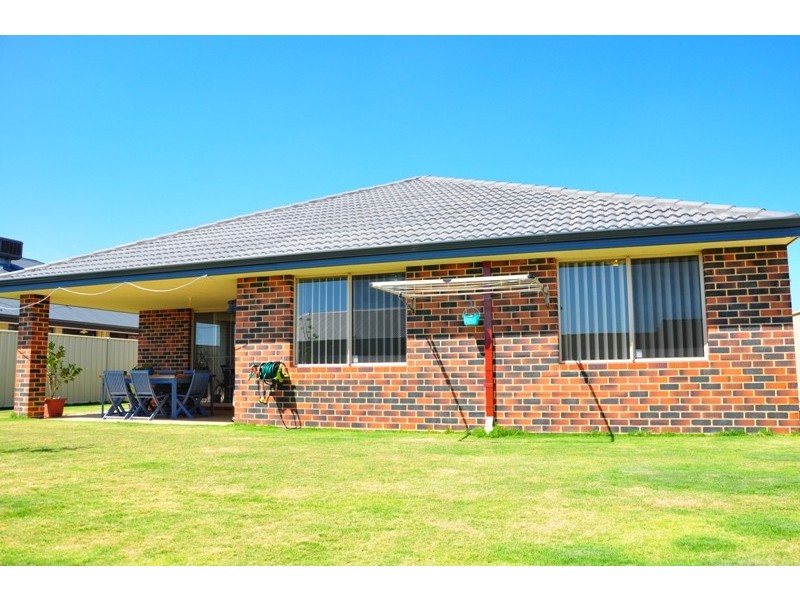 28 Tandure Heights, Lakelands WA 6180