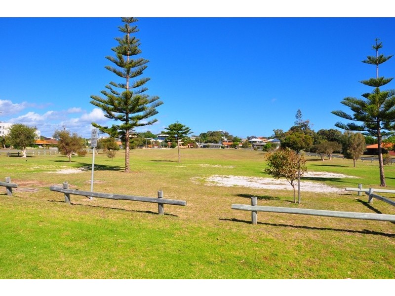 10 Sharland St, Halls Head WA 6210