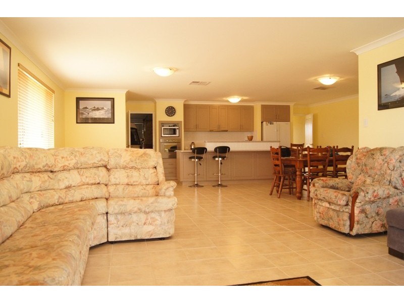 4 Bertha Loop, Dudley Park WA 6210