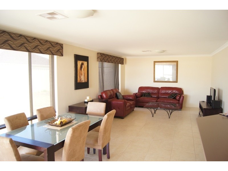 24 Hamlet Pass, Pinjarra WA 6208