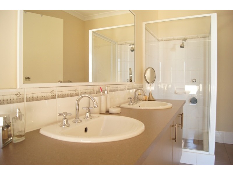 24 Hamlet Pass, Pinjarra WA 6208