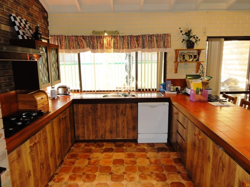 4 Sussex Place., Halls Head WA 6210