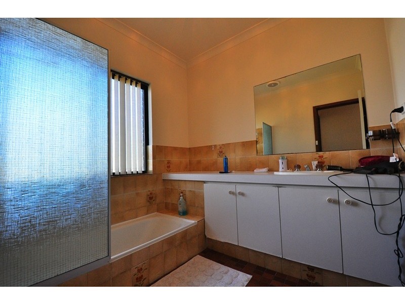 4 Sussex Place., Halls Head WA 6210