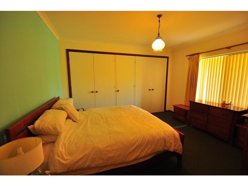 4 Sussex Place., Halls Head WA 6210