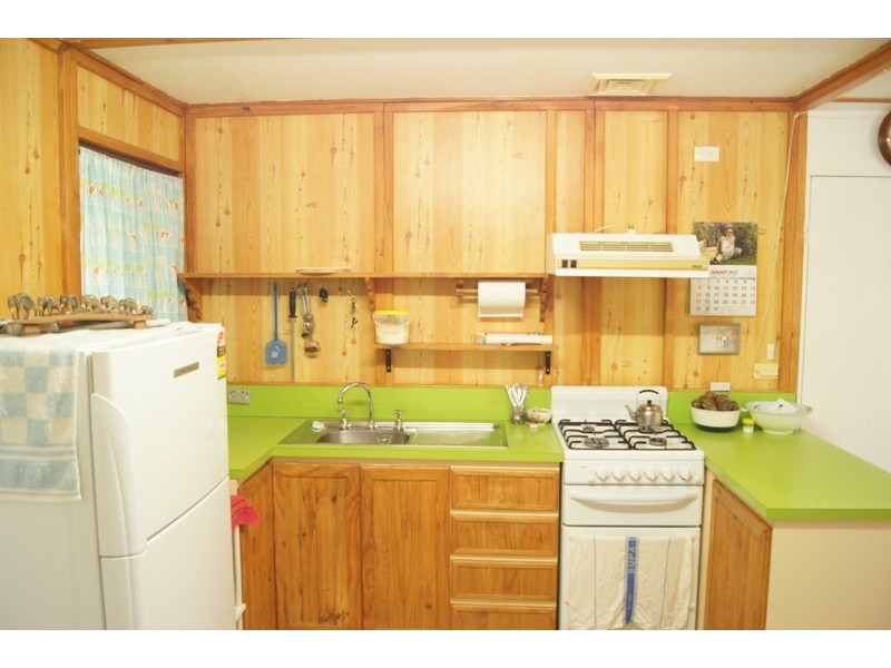 4 Racecourse Rd, Pinjarra WA 6208