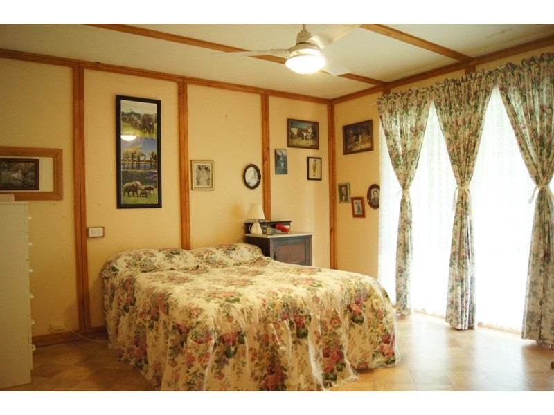 4 Racecourse Rd, Pinjarra WA 6208