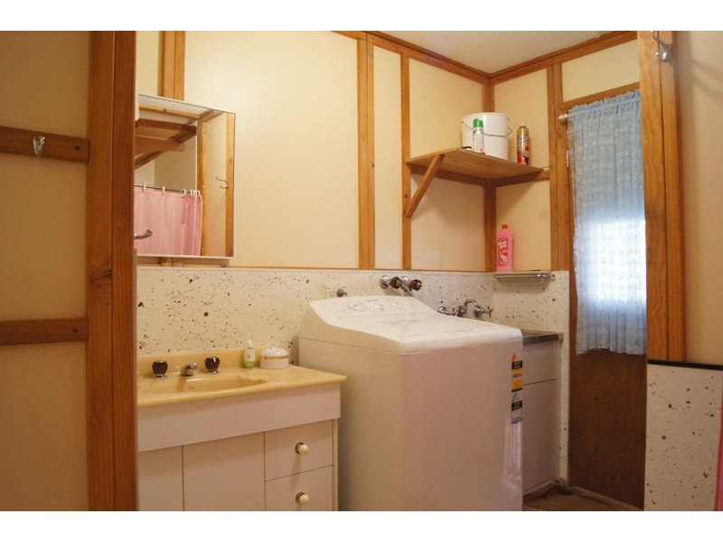 4 Racecourse Rd, Pinjarra WA 6208