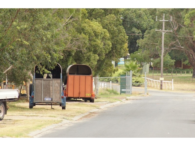 4 Racecourse Rd, Pinjarra WA 6208