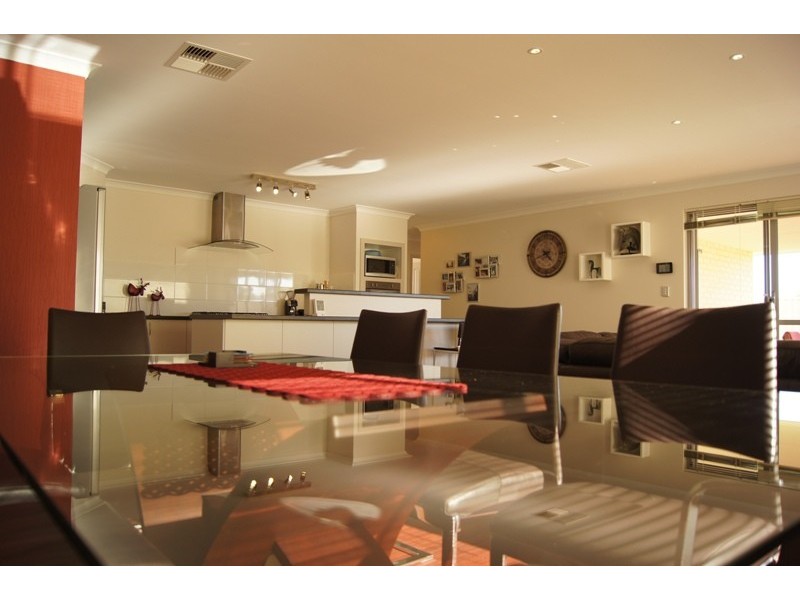 16 Coquette Pass, Dudley Park WA 6210