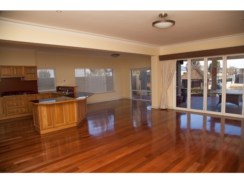 38 Erins Isle, Dudley Park WA 6210