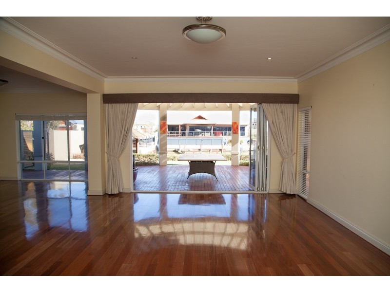 38 Erins Isle, Dudley Park WA 6210