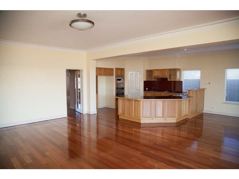 38 Erins Isle, Dudley Park WA 6210