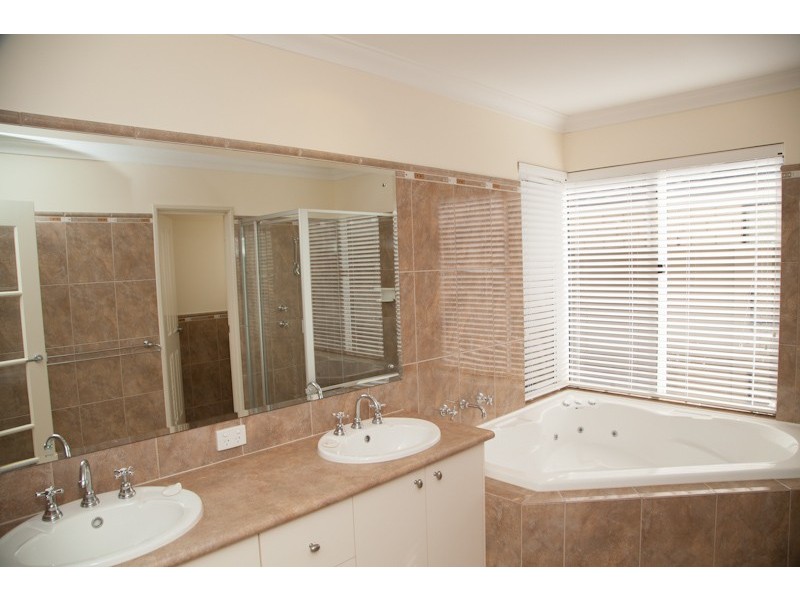 38 Erins Isle, Dudley Park WA 6210