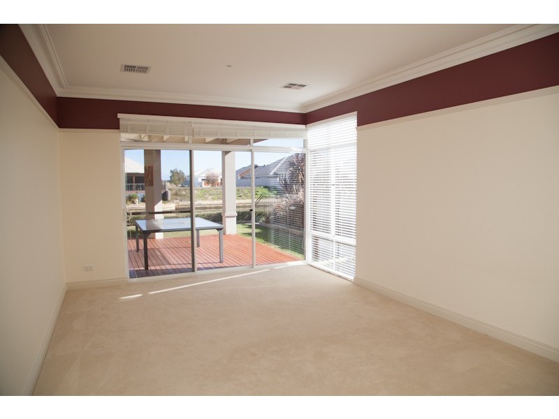 38 Erins Isle, Dudley Park WA 6210