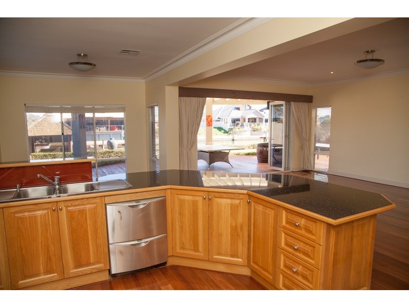 38 Erins Isle, Dudley Park WA 6210