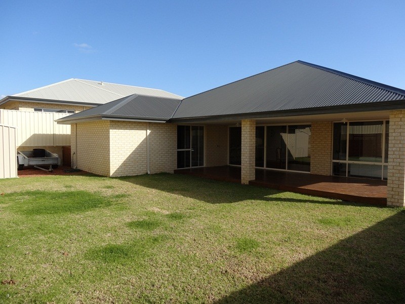 72 Cawana Parkway, Lakelands WA 6180