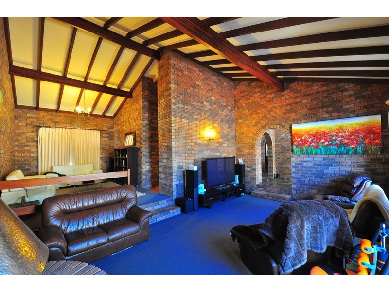 4 Sussex Place., Halls Head WA 6210