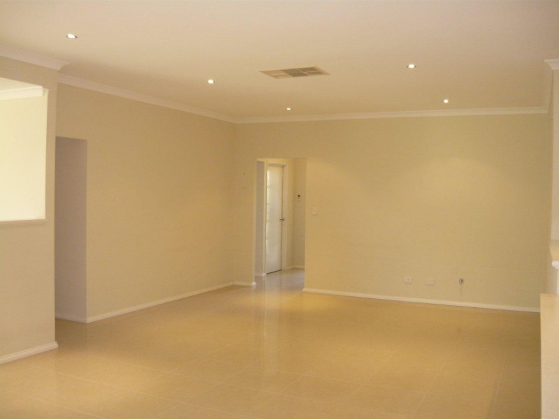 8 HOKITIKA DRIVE, Dudley Park WA 6210