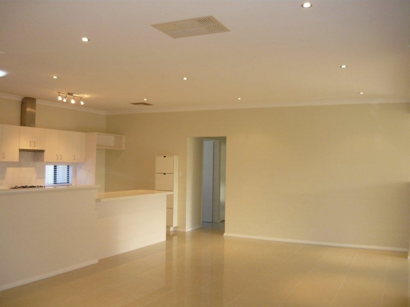 8 HOKITIKA DRIVE, Dudley Park WA 6210