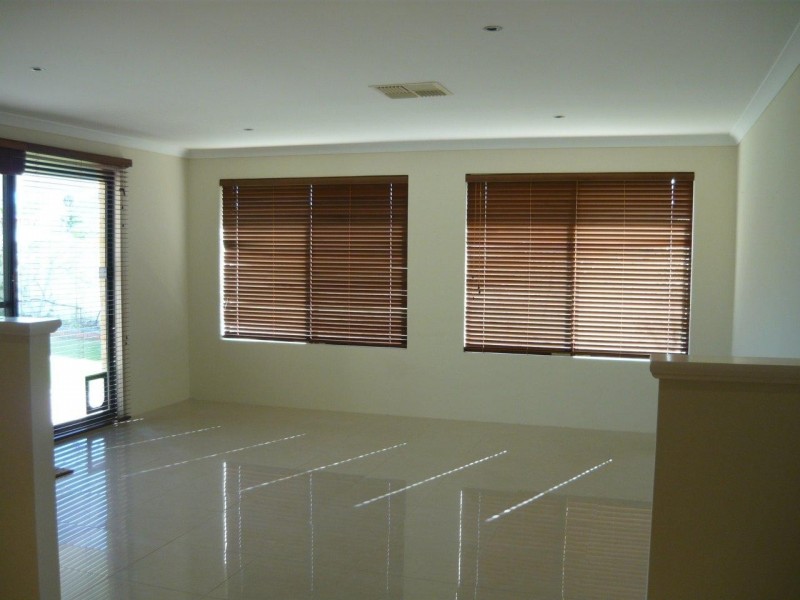 8 HOKITIKA DRIVE, Dudley Park WA 6210