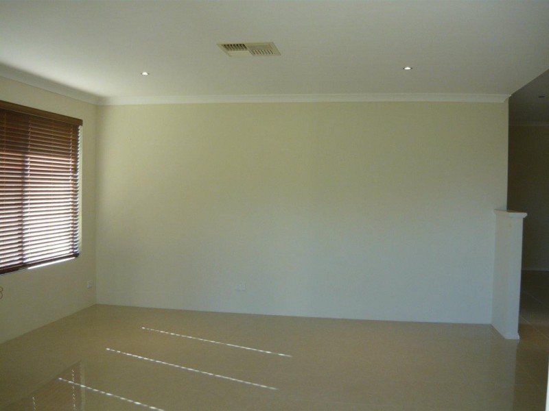 8 HOKITIKA DRIVE, Dudley Park WA 6210