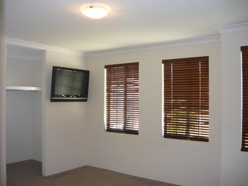 8 HOKITIKA DRIVE, Dudley Park WA 6210