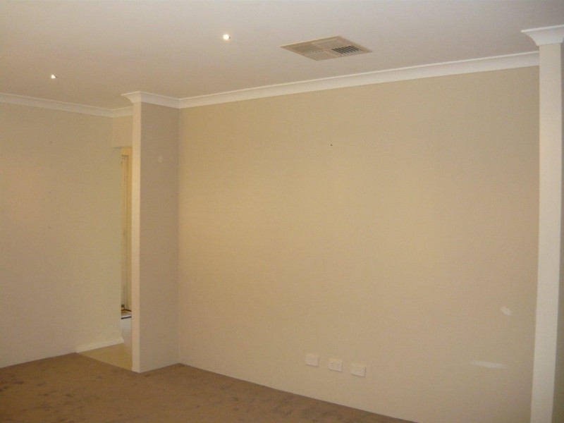 8 HOKITIKA DRIVE, Dudley Park WA 6210