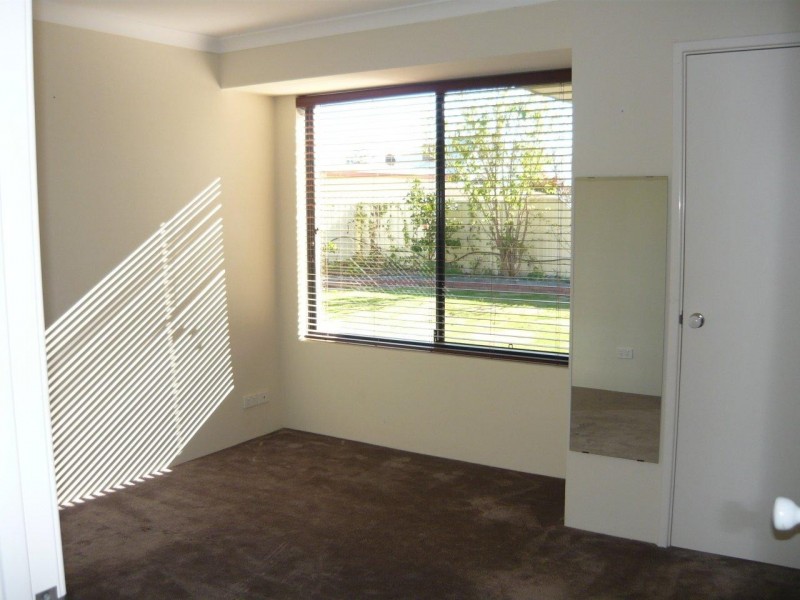 8 HOKITIKA DRIVE, Dudley Park WA 6210