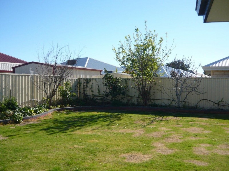 8 HOKITIKA DRIVE, Dudley Park WA 6210