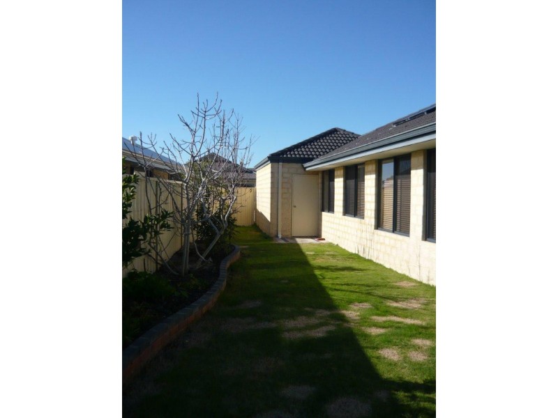 8 HOKITIKA DRIVE, Dudley Park WA 6210