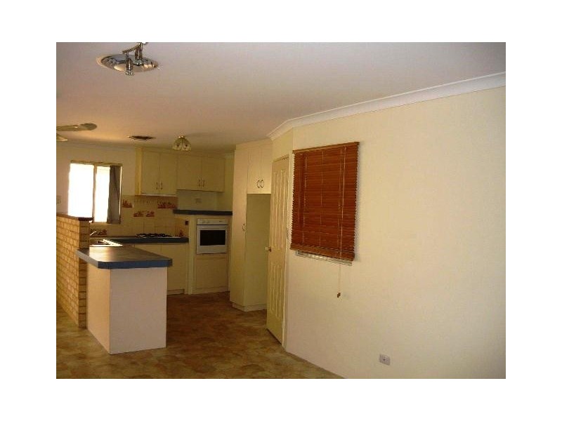 31 Floribunda Ave, Halls Head WA 6210