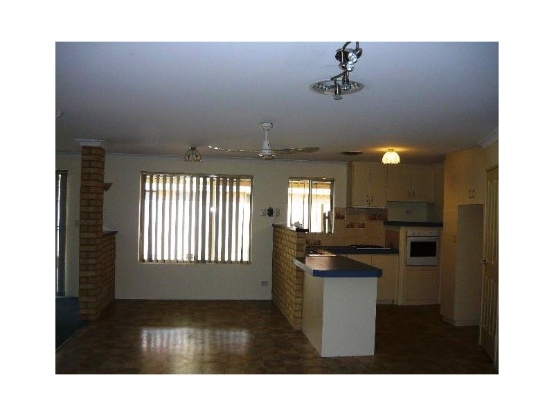 31 Floribunda Ave, Halls Head WA 6210