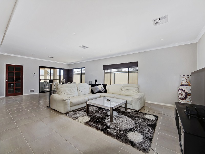 4 Longmeadow Vista, Meadow Springs WA 6210