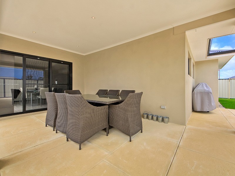 4 Longmeadow Vista, Meadow Springs WA 6210