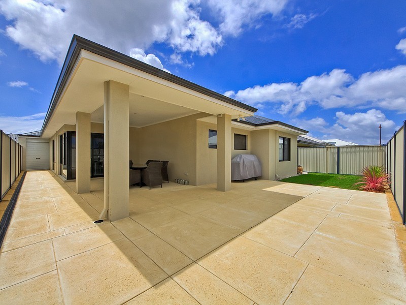 4 Longmeadow Vista, Meadow Springs WA 6210