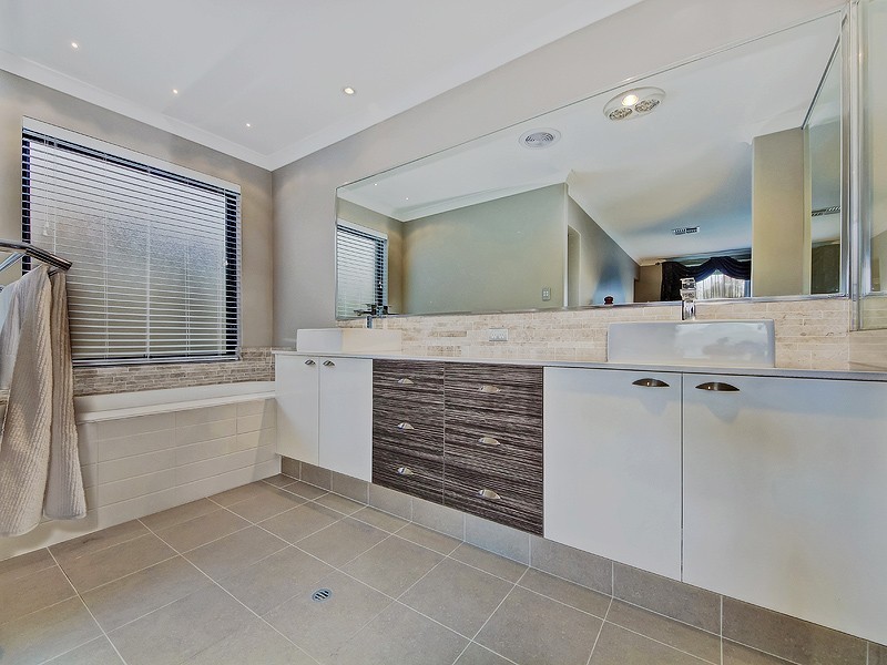 4 Longmeadow Vista, Meadow Springs WA 6210