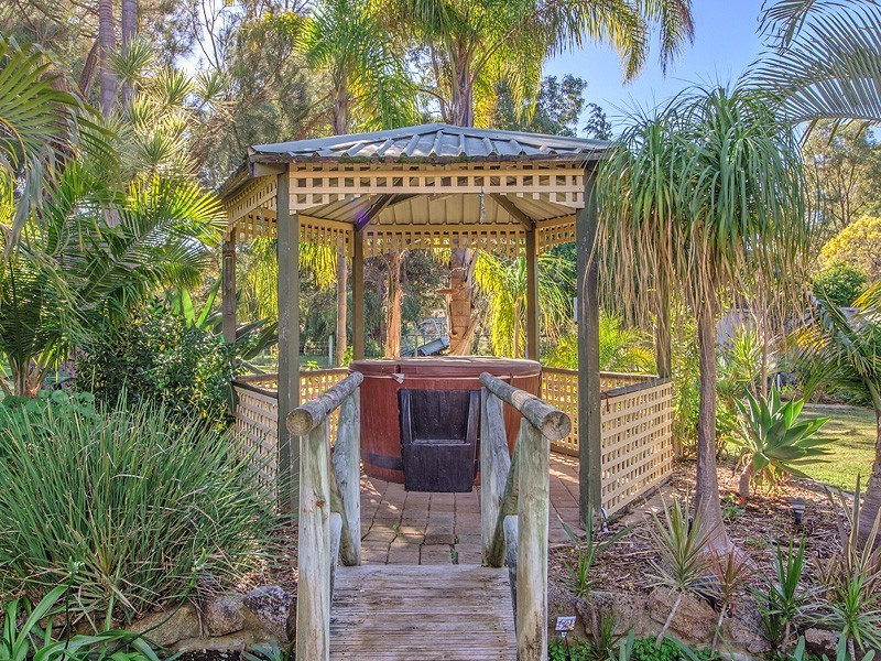 8 Navarre Row, Greenfields WA 6210